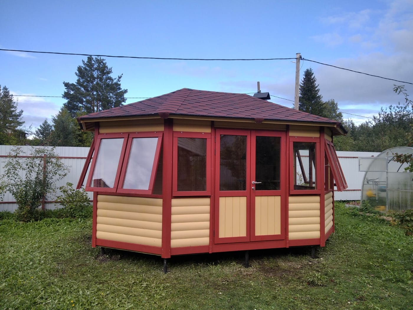 Восьмигранная застеклённая беседка: работа из фотогалереи