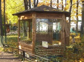 Беседка павильон для павлинов в Зоопарке Санкт-Петербурга